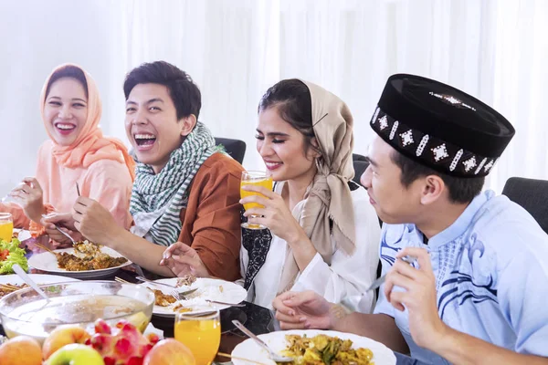 Sekelompok orang menikmati makanan saat istirahat puasa — Stok Foto