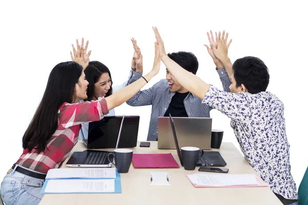 Happy Business team ger hög fem händer tillsammans — Stockfoto