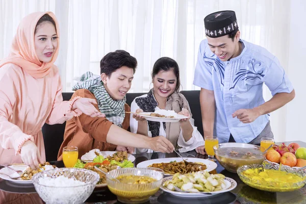 Lyckliga människor tar mat under raster den snabba — Stockfoto