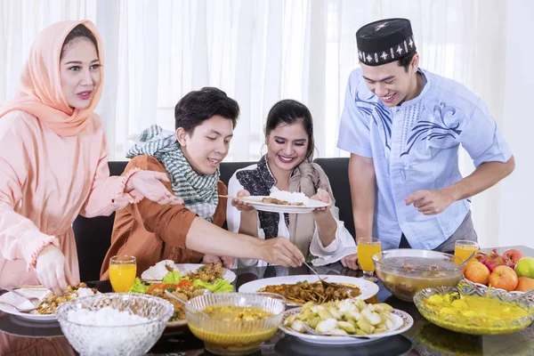 Glückliche Menschen, die in den Fastenpausen Lebensmittel zu sich nehmen — Stockfoto