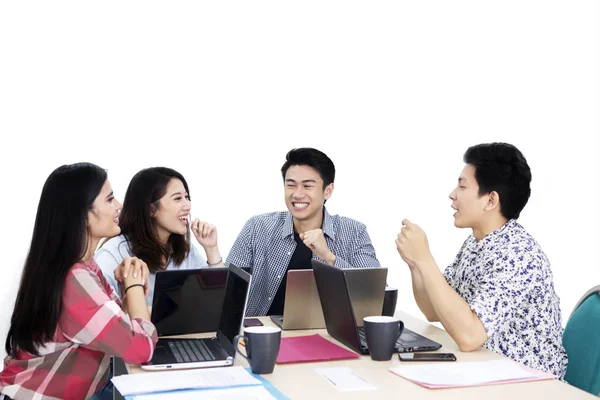 Jovens freelancers felizes discutem em estúdio — Fotografia de Stock