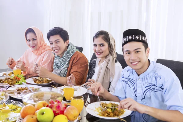 Moslim mensen die genieten van maaltijden in Breaks de Fast — Stockfoto