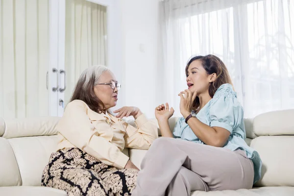 Mulher velha falando com sua filha em casa — Fotografia de Stock