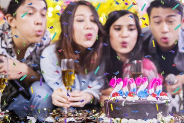 Gençler 2020 numaralarla mum üflüyor.