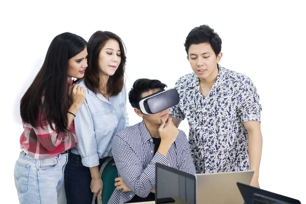 Uomo pensieroso utilizza un VR occhiali con i suoi partner — Foto Stock