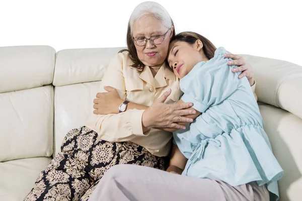 Traurige Frau umarmt ihre Mutter im Studio — Stockfoto