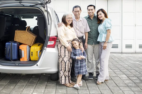 Leende stor familj står i närheten av sin bil — Stockfoto