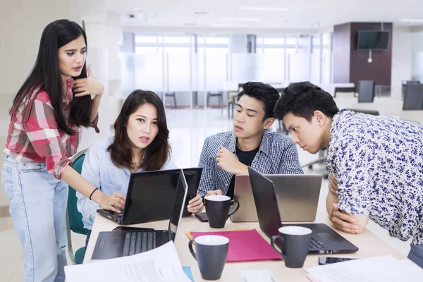 Young business people discussing in the office — Stock Photo, Image