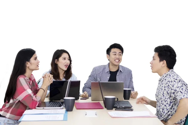 Junger Mann erklärt Finanzbericht mit seinem Team — Stockfoto