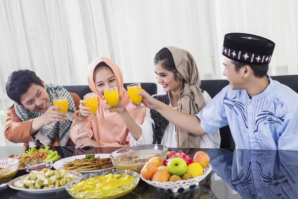 Jugendliche stoßen in den Pausen auf das Fasten an — Stockfoto