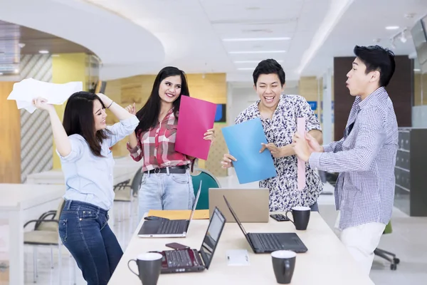 Junge Arbeitnehmer feiern ihren Erfolg im Büro — Stockfoto