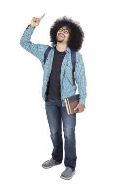 Afro üniversite öğrencisi stüdyoda ilham alma