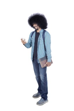 Afro üniversite öğrencisi stüdyoda akıllı telefon kullanır