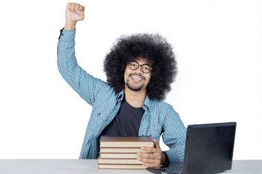 Afro öğrenci stüdyoda başarı kutluyor