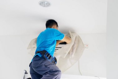 Bilinmeyen işçi toz dan bir klima sabitleme