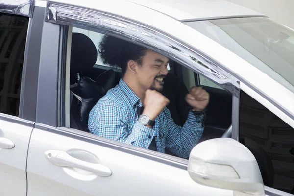 Afrikansk man uttrycker lycklig i sin nya bil — Stockfoto