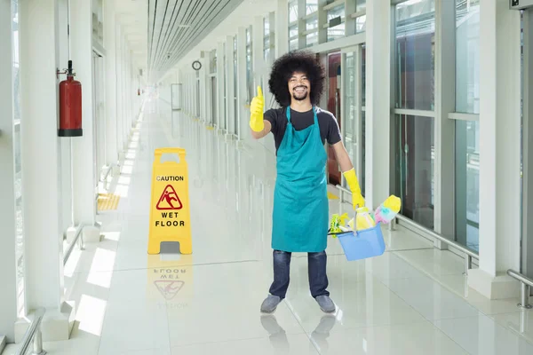 Afro conserje mostrar pulgares hacia arriba en la estación de tren — Foto de Stock