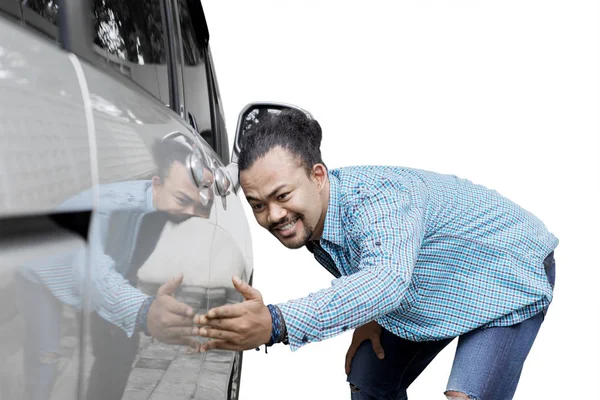 Afro man admirando su coche de ensueño en el estudio — Foto de Stock