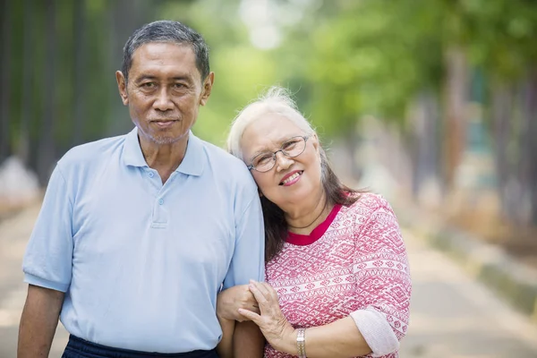 Mulher velha feliz abraça seu marido — Fotografia de Stock