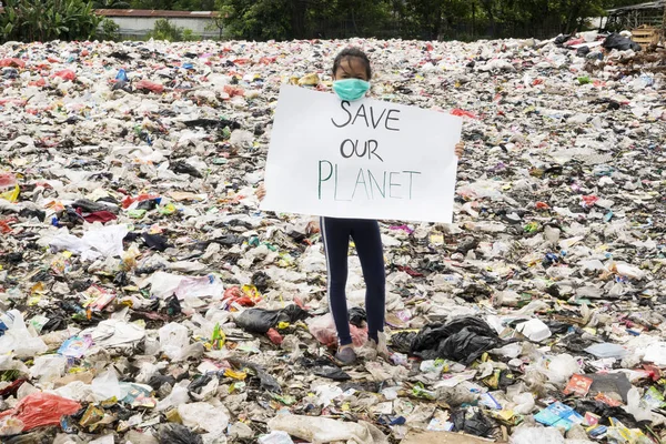 Gadis kecil yang menunjukkan teks Save Our Planet — Stok Foto