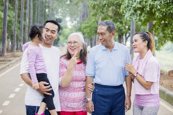 Multi generation family conversing on the road — Stock Photo, Image