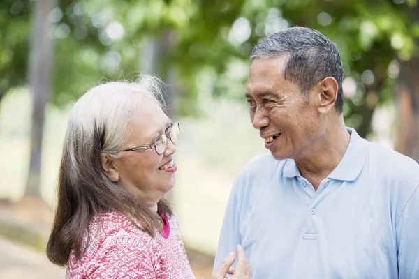 Romantic old couple chatting in the park — Stock Photo, Image