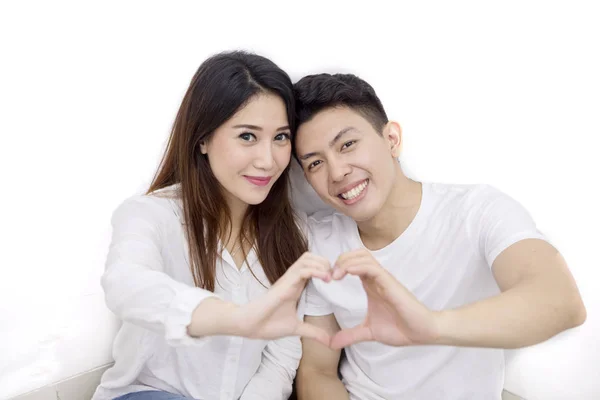 아시아 의 커플 만들기 심장 기호 와 그들의 손 — 스톡 사진