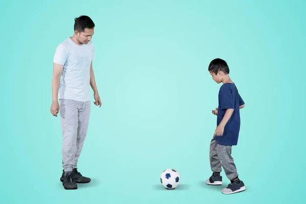 小孩子在演播室把足球传给他的父亲 — 图库照片