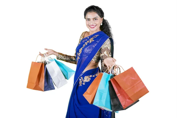Femme indienne portant des sacs à provisions en studio — Photo