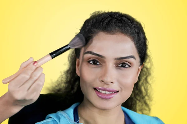 Indisk kvinna appliceras pulver av hennes makeup artist — Stockfoto