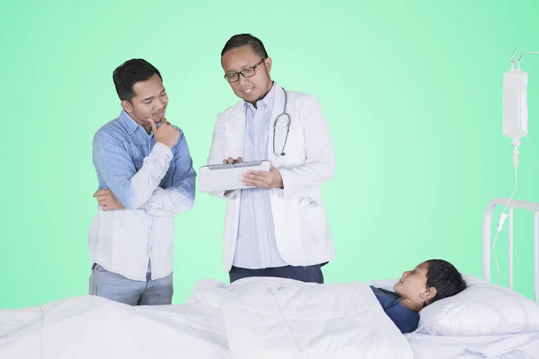 Barnläkare förklarar medicinska resultat på Fadern — Stockfoto