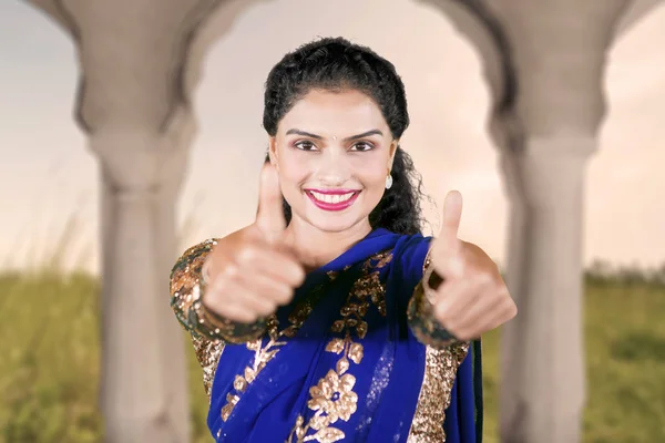 Lachende Indiase vrouw toont duimen omhoog thuis — Stockfoto
