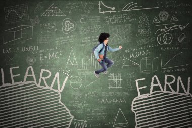 Öğrenmek ve kazanmak kelimeleri ile erkek öğrenci