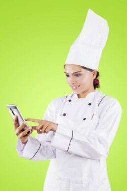 Stüdyoda telefon kullanan genç kadın şef