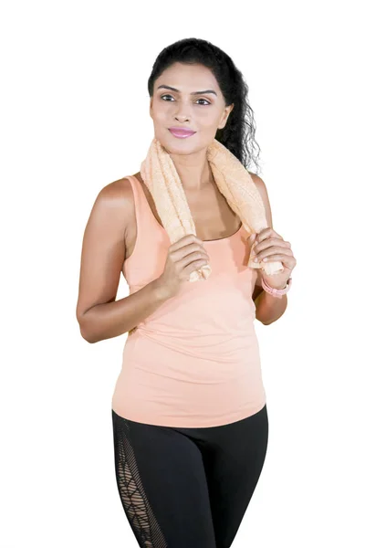 Bella donna con un asciugamano dopo l'esercizio — Foto Stock