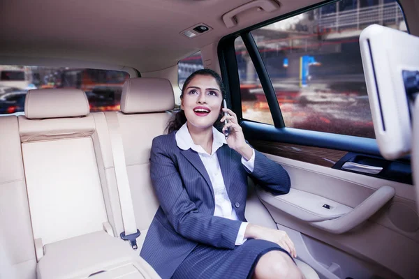 Mujer de negocios hablando por celular dentro del coche — Foto de Stock