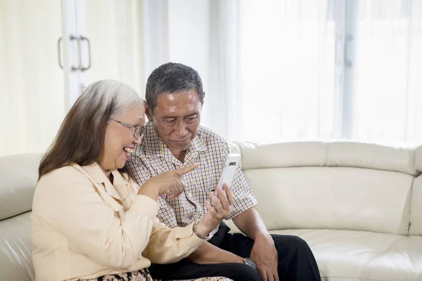 Joyeux vieux couple faisant un appel vidéo à la maison — Photo