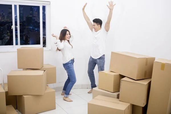 Par uttrycka glad i en ny lägenhet — Stockfoto