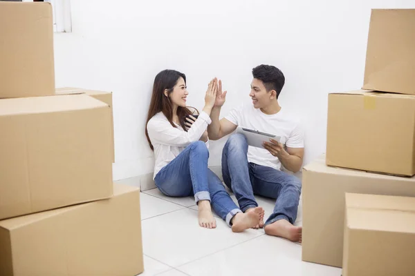Couple makes high five hand gesture in a new house — Stock Photo, Image