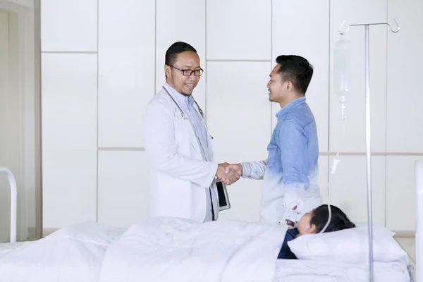 Lekarz Handshake z ojcem pacjenta w szpitalu — Zdjęcie stockowe