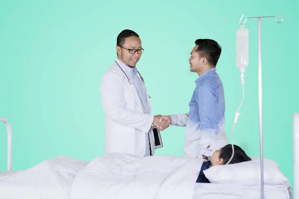 Médecin poignée de main avec le père patient en studio — Photo