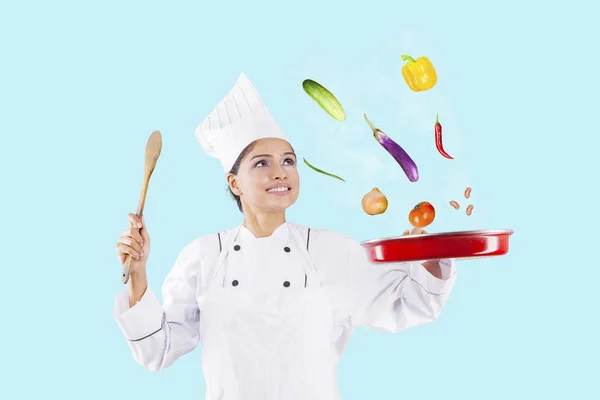 Chef feliz joga ingredientes alimentares em uma frigideira — Fotografia de Stock