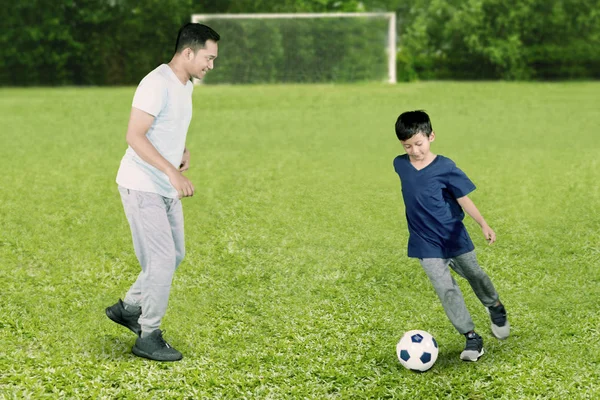 快乐的孩子和父亲一起做足球运动 — 图库照片