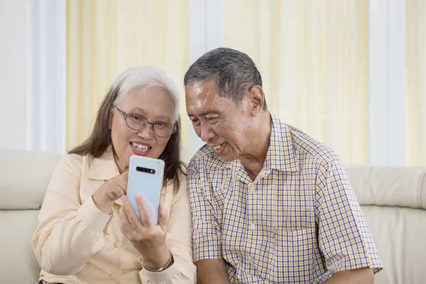 Heureux couple âgé faisant un appel vidéo — Photo