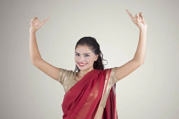 Ινδική γυναίκα σε Σάρι ρούχα χορεύουν σε στούντιο — Φωτογραφία Αρχείου