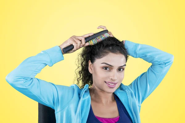 Indická žena se při hřebeni ve vlasech těší — Stock fotografie