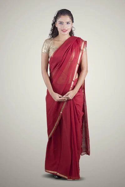 인도 여자 를 입고 a 빨강 사리 에 스튜디오 — 스톡 사진