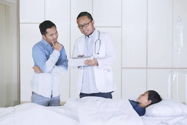 Férfi orvos magyarázza orvosi eredmény az apáról — Stock Fotó
