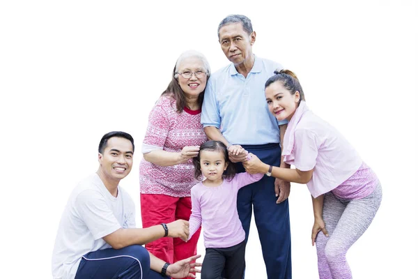 Çok nesilli aile kameraya gülümsüyor — Stok fotoğraf