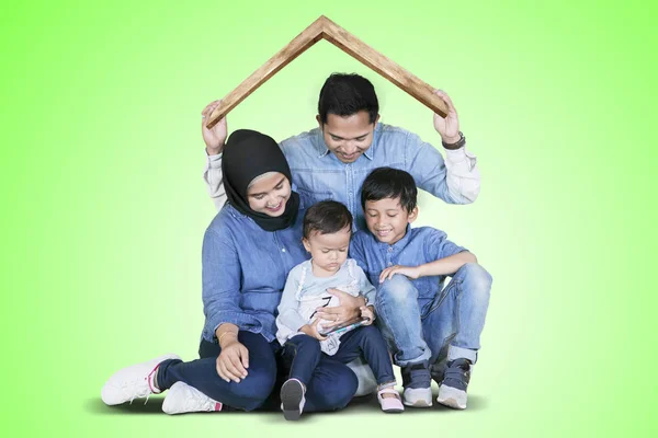 Μουσουλμανική οικογένεια παίζει κάτω από ένα σύμβολο οροφής στο στούντιο — Φωτογραφία Αρχείου